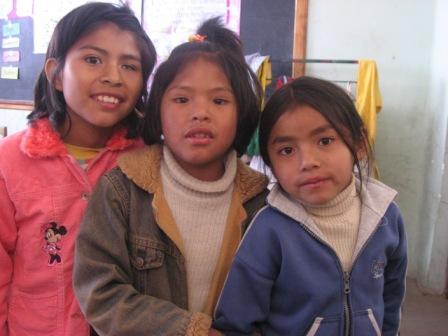 3-piger-fra-Bolivia